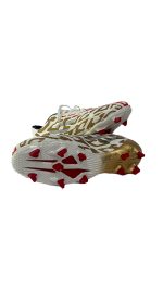 کفش استوک فوتبال توتال با رنگ سفید و طلایی از نمای زیر کفش برای سایت ایستگاه ورزش