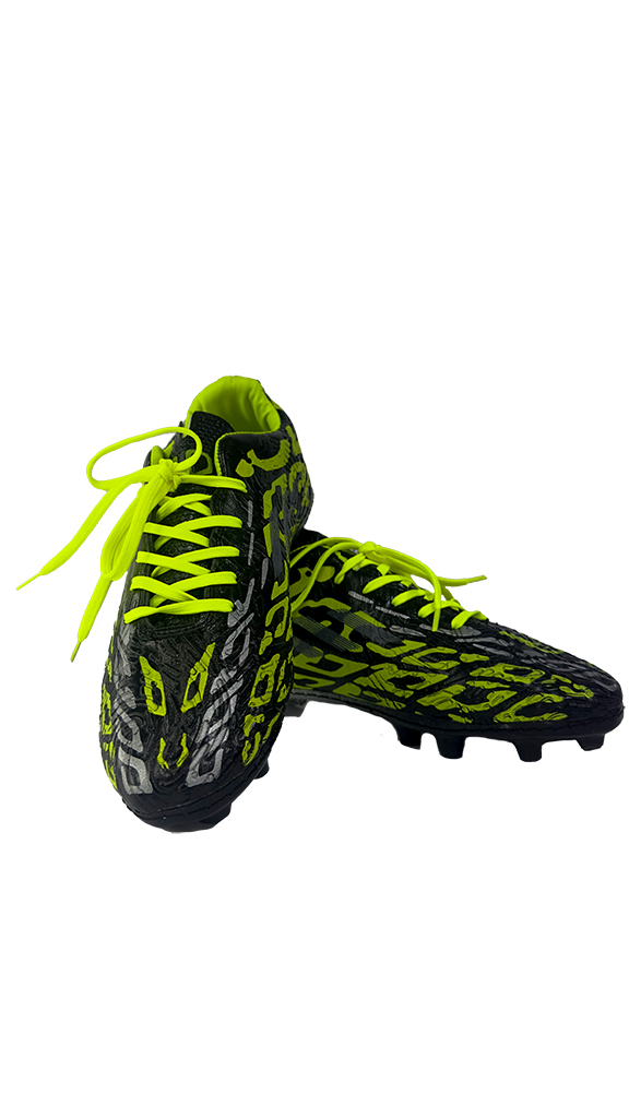 کفش استوک فوتبال توتال با رنگ سبز و مشکی از نمای روبرو کفش برای سایت ایستگاه ورزش