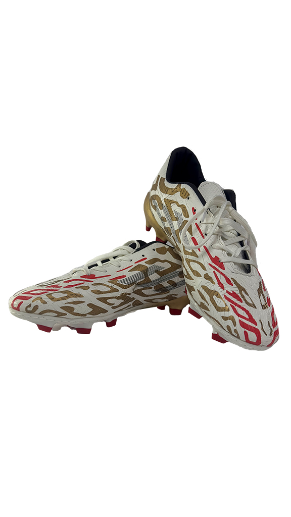 کفش استوک فوتبال توتال با رنگ سفید و طلایی برای سایت ایستگاه ورزش